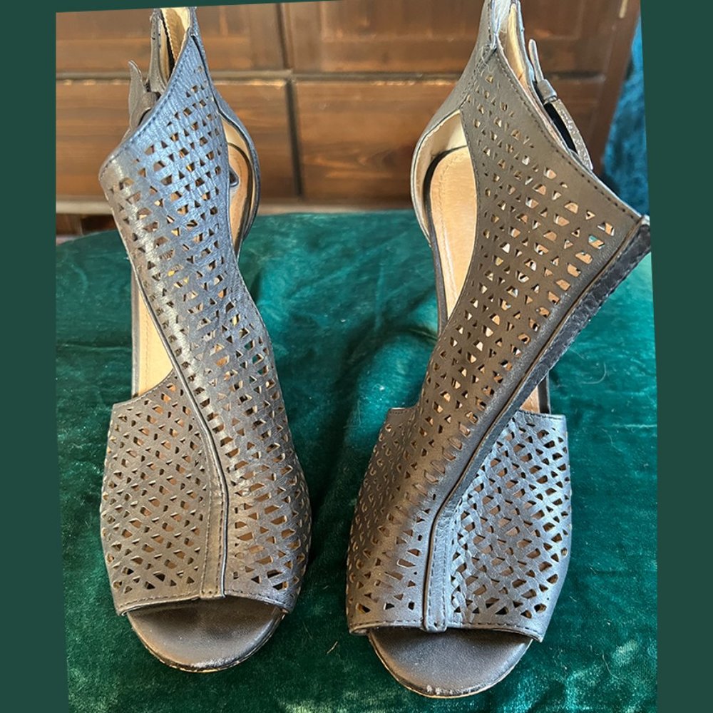 Louise et Cie Olivia 2 Peep Toe Bootie size 7